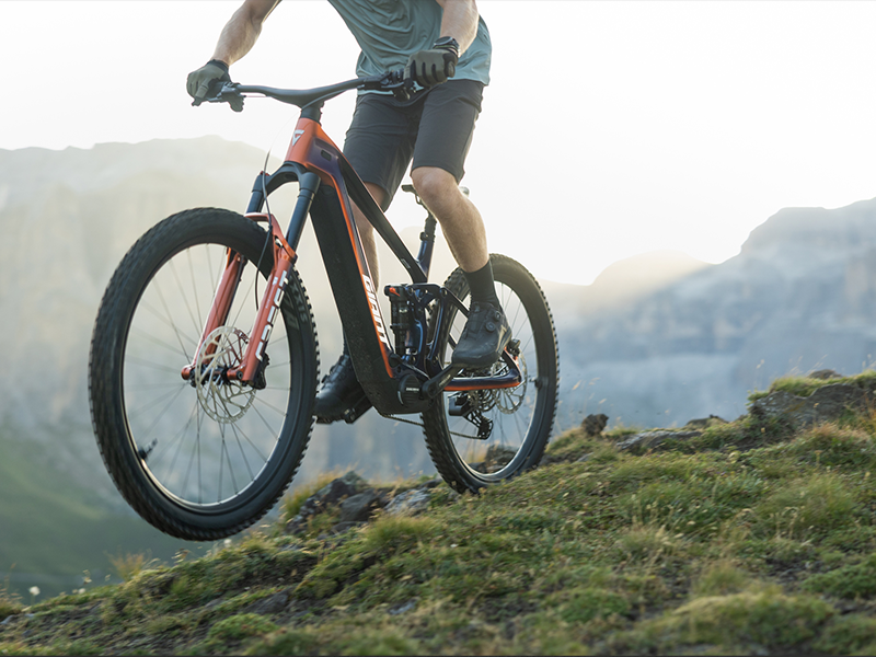 The Trance E+ being used in a mountain setting