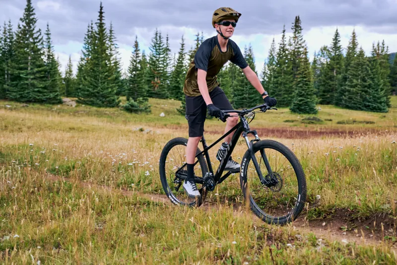 Giant - Talon 3 Hardtail Mountain Bike in Gloss Beeswax-2