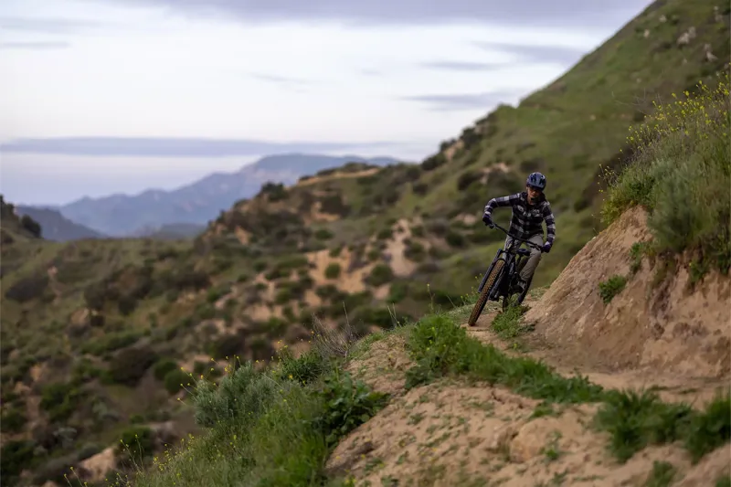 Liv - Intrigue X Advanced 1 Full Suspension Trail Mountain Bike in Gloss Raw Carbon/Chrome-7