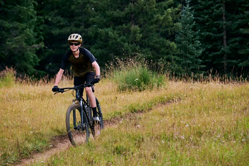 Giant - Talon 3 Hardtail Mountain Bike in Frost Silver-6