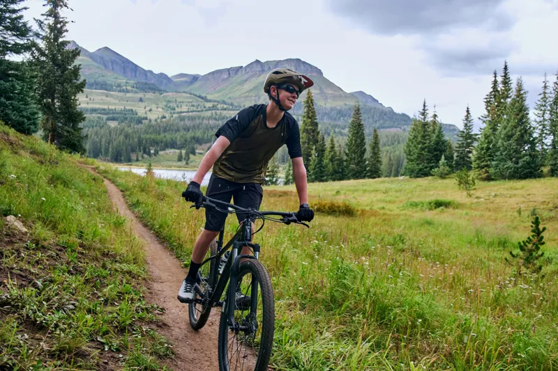 Giant - Talon 3 Hardtail Mountain Bike in Gloss Panther-13