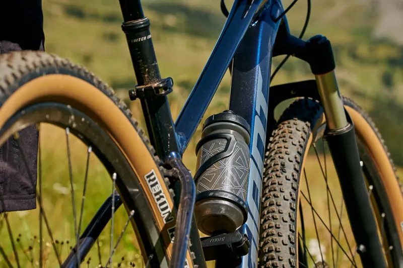 Giant - Talon 0 Hardtail Mountain Bike in Mars Dust/Black-10